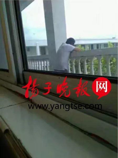 教室 栏杆吃瓜,揭秘校园生活趣事