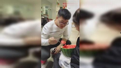 吃瓜和男友视频,男友与吃瓜的温馨视频大公开