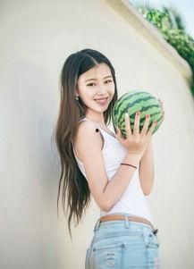 夏日吃瓜美女,美女生机盎然