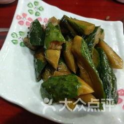 不熟的瓜蘸酱吃,酱香四溢滋味浓