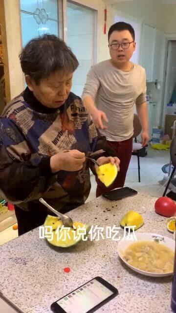 坐桌子上吃瓜,共享餐桌时光